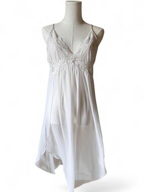Delicate White Lace-Trim Sleep Chemise